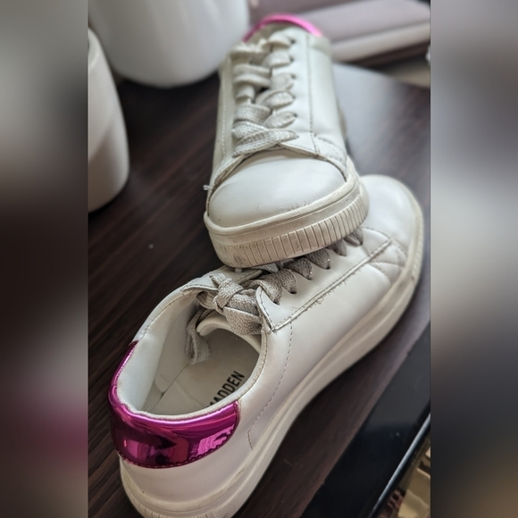 Girls Steve Maddenplatformwhite sneakers with pink heel accent. - Picture 8 of 9